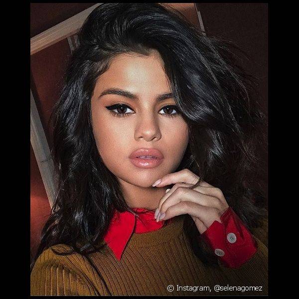 Selena Gomez apareceu esta semana com um delineado alongado e l?bios volumosos, proporcionados por gloss cor de boca (Foto: Instagram @selenagomez)